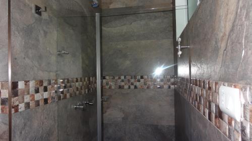 Salle de bains dans l'établissement ARI Hotel