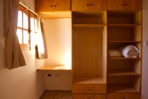 a book shelf in a room with a window at Apartamento Lencinas in San Rafael