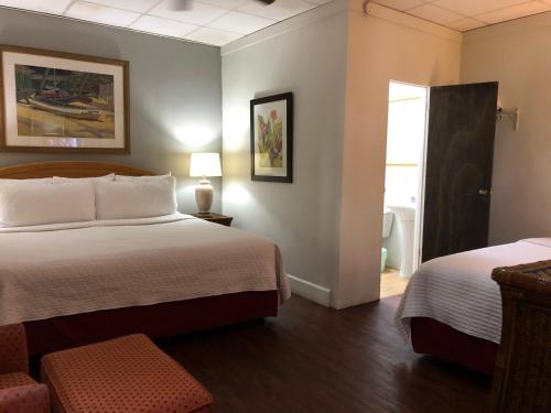 聖胡安的住宿－卡納里奧精品酒店，酒店客房设有两张床和窗户。