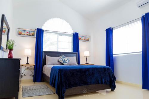Una cama o camas en una habitación de The Gulf Retreat Oasis