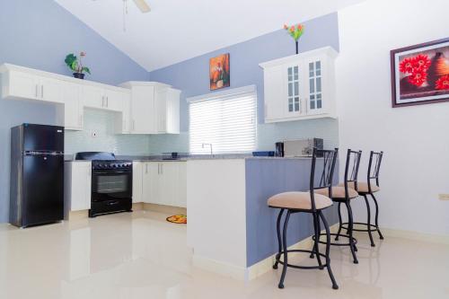Una cocina o cocineta en The Gulf Retreat Oasis