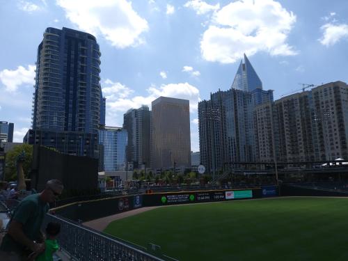 Ein Mann und ein Kind laufen auf einem Baseballfeld herum in der Unterkunft Baymont by Wyndham Charlotte-Airport Coliseum in Charlotte