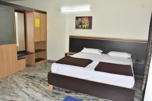 Postel nebo postele na pokoji v ubytování Mathura Residency