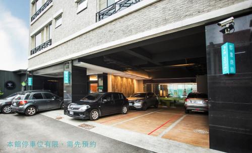 a group of cars parked in a parking lot at P&E Hotel in Tainan