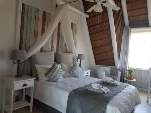 A bed or beds in a room at Beach Style Cottage