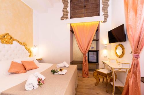 una camera d'albergo con 2 letti e una scrivania di Roma Charming Rooms a Roma