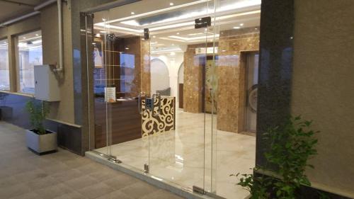 una puerta de cristal en un edificio con vestíbulo en Al Nakhla Aparthotel, en Al Hofuf