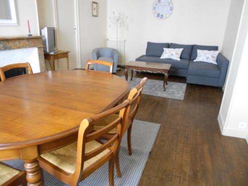 un salon avec une table en bois et un canapé dans l'établissement 8 Rue de la Petite Bilange 