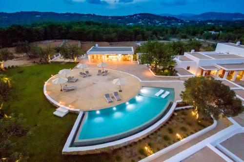 una vista aérea de una piscina en un patio en Agroturismo Can Toni Xumeu - Adults Only en Cala Llonga