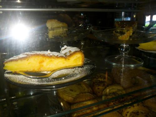 a piece of cake on a plate in a oven at Hotel I Narcisi in Siniscola