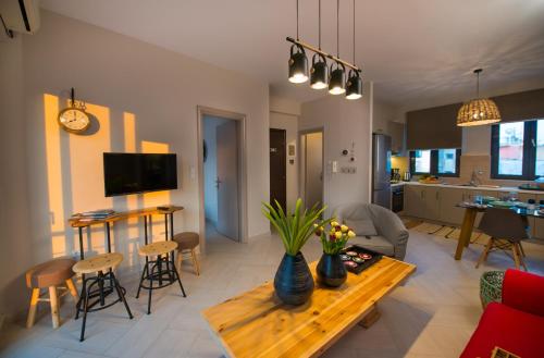 プレベザにあるMarios Home, a cozy and spacious apartment near downtownのリビングルーム(ソファ、テーブル付)