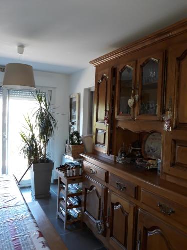 einen großen Holzschrank im Wohnzimmer in der Unterkunft Chez isa in Massilly