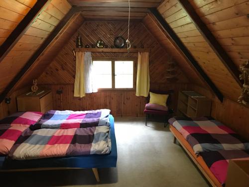 מיטה או מיטות בחדר ב-Chata Retro