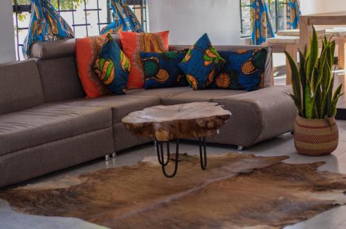 Area soggiorno di Mambo Arusha Hostel