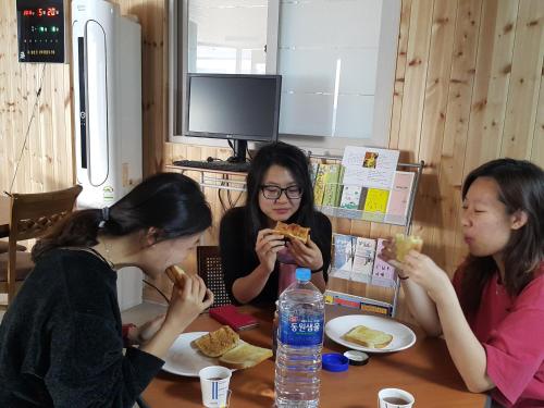ゲストハウスの敷地内または近くでの食事または食べ物