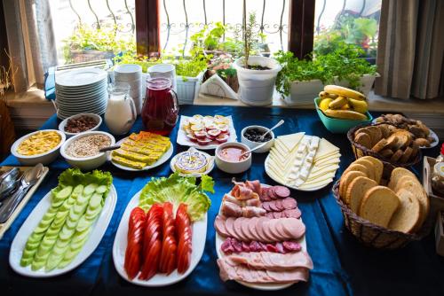 una tabella piena di diversi tipi di alimenti su piatti di Victoria Hotel Nessebar a Nesebar