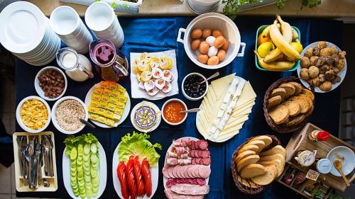 un tavolo apparecchiato con tanti tipi diversi di cibo di Victoria Hotel Nessebar a Nesebar