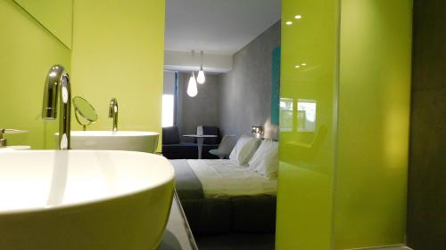 La salle de bains est pourvue d'un lit, d'une baignoire et d'un lavabo. dans l'établissement 101 Adrianou Apartments, à Athènes
