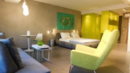 une chambre d'hôtel avec un lit et un canapé dans l'établissement 101 Adrianou Apartments, à Athènes