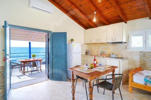 Dapur atau dapur kecil di Avgoustos Beach House