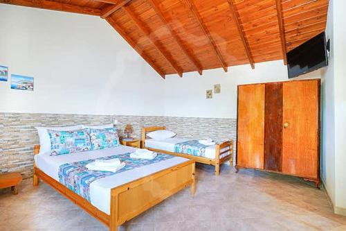 Ένα ή περισσότερα κρεβάτια σε δωμάτιο στο Avgoustos Beach House