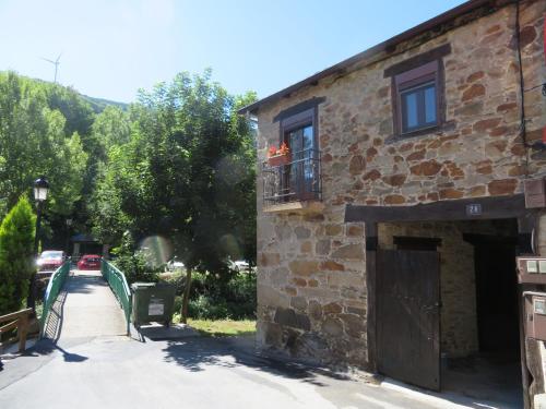 an old brick building with a window and a balcony at Neverending Bierzo in Pobladura de las Regueras