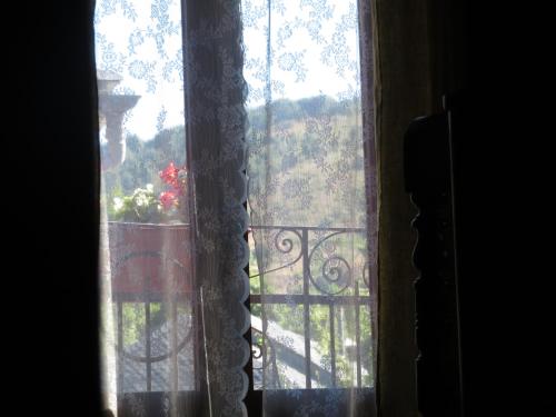 an open window with a view of a garden at Neverending Bierzo in Pobladura de las Regueras