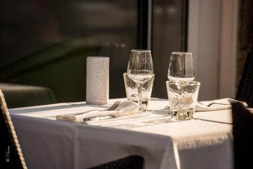 a table with three wine glasses on top of it at La Rose in Juliénas