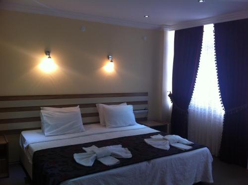 Una cama o camas en una habitación de TJ's Hotel
