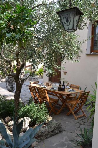 Κήπος έξω από το case vacanza Il Castello