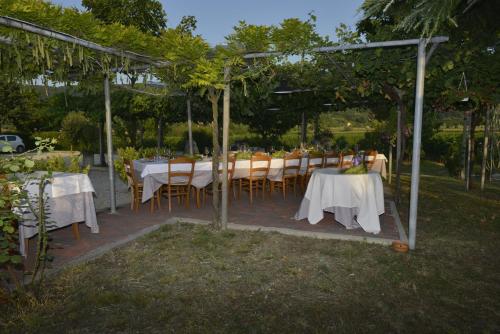 Un restaurant u otro lugar para comer en La Pergola Alloggio