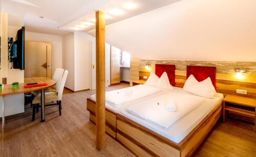 Un ou plusieurs lits dans un hébergement de l'établissement Panorama Hotel Traunstein