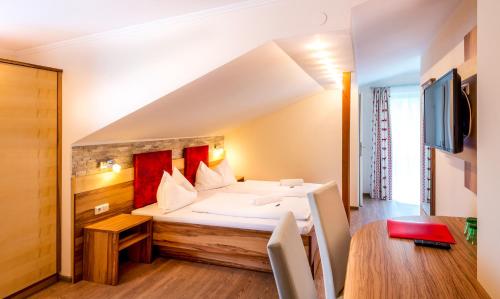 Un ou plusieurs lits dans un hébergement de l'établissement Panorama Hotel Traunstein