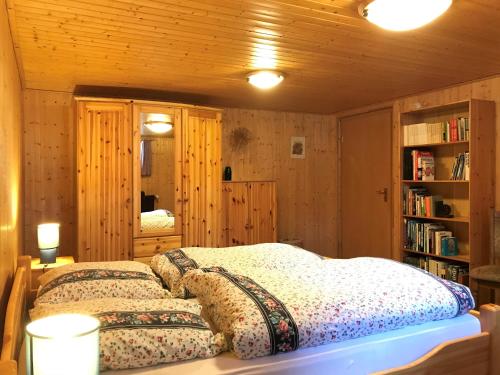 een slaapkamer met een bed met 2 kussens erop bij Schönes Kellerzimmer mit Bad in Mittelangeln