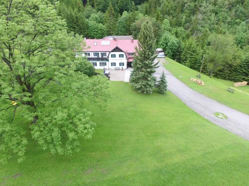 uma vista aérea de uma casa e de uma estrada em Landhaus Gschaiderhof em Puchberg am Schneeberg