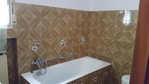 un baño con lavabo e inodoro en Casa Vacanze Cà July, en Ferrara