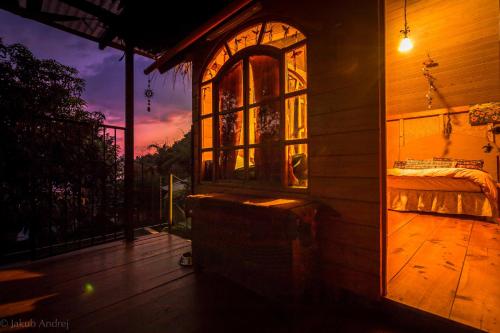 ein Zimmer mit einem Fenster an der Seite eines Hauses in der Unterkunft Lake Front Cabin in Santa Cruz La Laguna