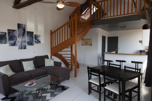 un salon avec un canapé et une table dans l'établissement Duplex de charmes n°1 Auxerre., à Auxerre