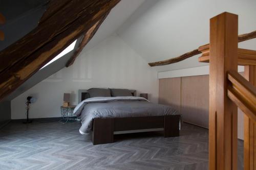 um quarto com uma cama num sótão em Duplex de charmes n°1 Auxerre. em Auxerre