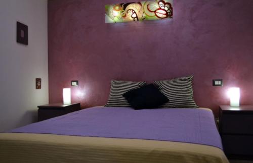 sypialnia z łóżkiem z dwoma światłami w obiekcie casa del pescatore w mieście Atrani