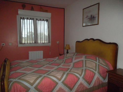 貝代的住宿－Les Chambres Du Rochereuil，一间卧室设有一张床和一个窗口