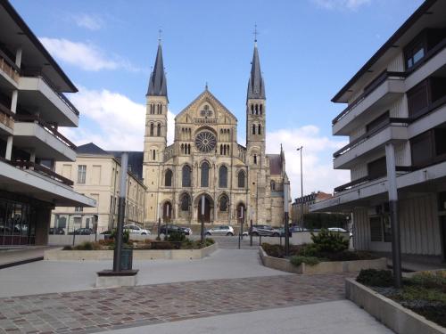 BedinReims elegant green bottle quiet and close to center free parking and wifi free ideal 5 à 9 Adultes