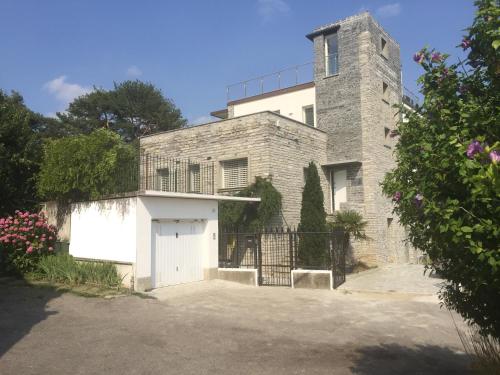 ein großes Backsteinhaus mit einer weißen Garage in der Unterkunft Studio - Villa Cardano in Como