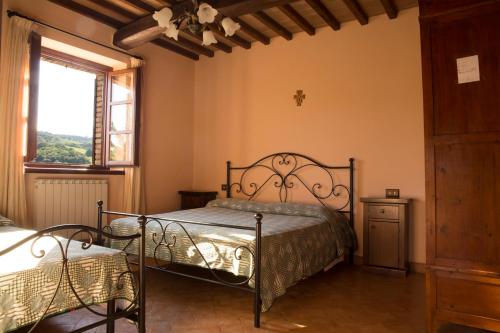 een slaapkamer met een bed en een raam bij Villa Podere S.Antonio in Orvieto