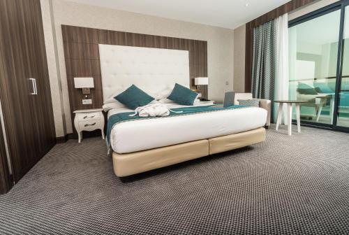 Ένα ή περισσότερα κρεβάτια σε δωμάτιο στο AZ Hôtels Montana