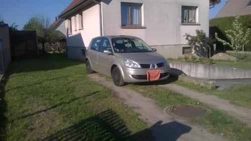 ein kleines Auto, das vor einem Haus geparkt ist in der Unterkunft alsacecoeur in Ungersheim