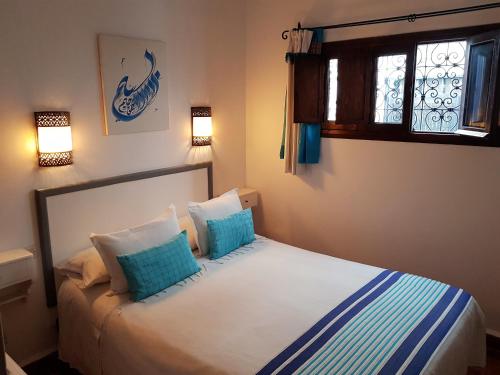 Postel nebo postele na pokoji v ubytování Dar Manara - Medina d'Asilah
