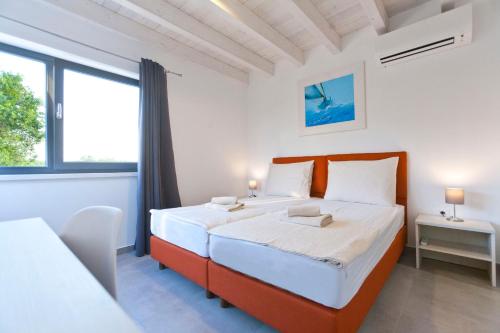 En eller flere senger på et rom på Villa STELLA - Pomer,Istria - heated pool, jacuzzi, sauna, bbq & table tennis near the beach
