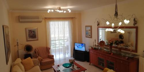 un soggiorno con divano e specchio di Apartment Giorgos kalamata a Kalamáta