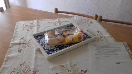 ドルガーリにあるCasa Sacu, tra mare e montagnaの食べ物箱付テーブル